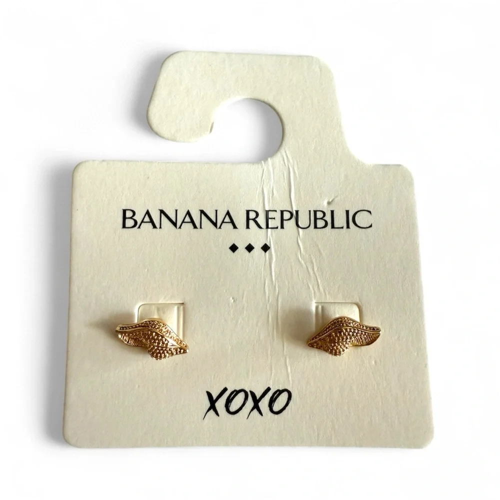 Banana Republic Gold-Tone Seashells Stud Earrings. New with tags